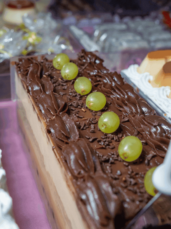 Bolo de chocolate decorado com uvas verdes